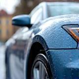 Lavage extérieur complet d'une voiture brillante à Lyon